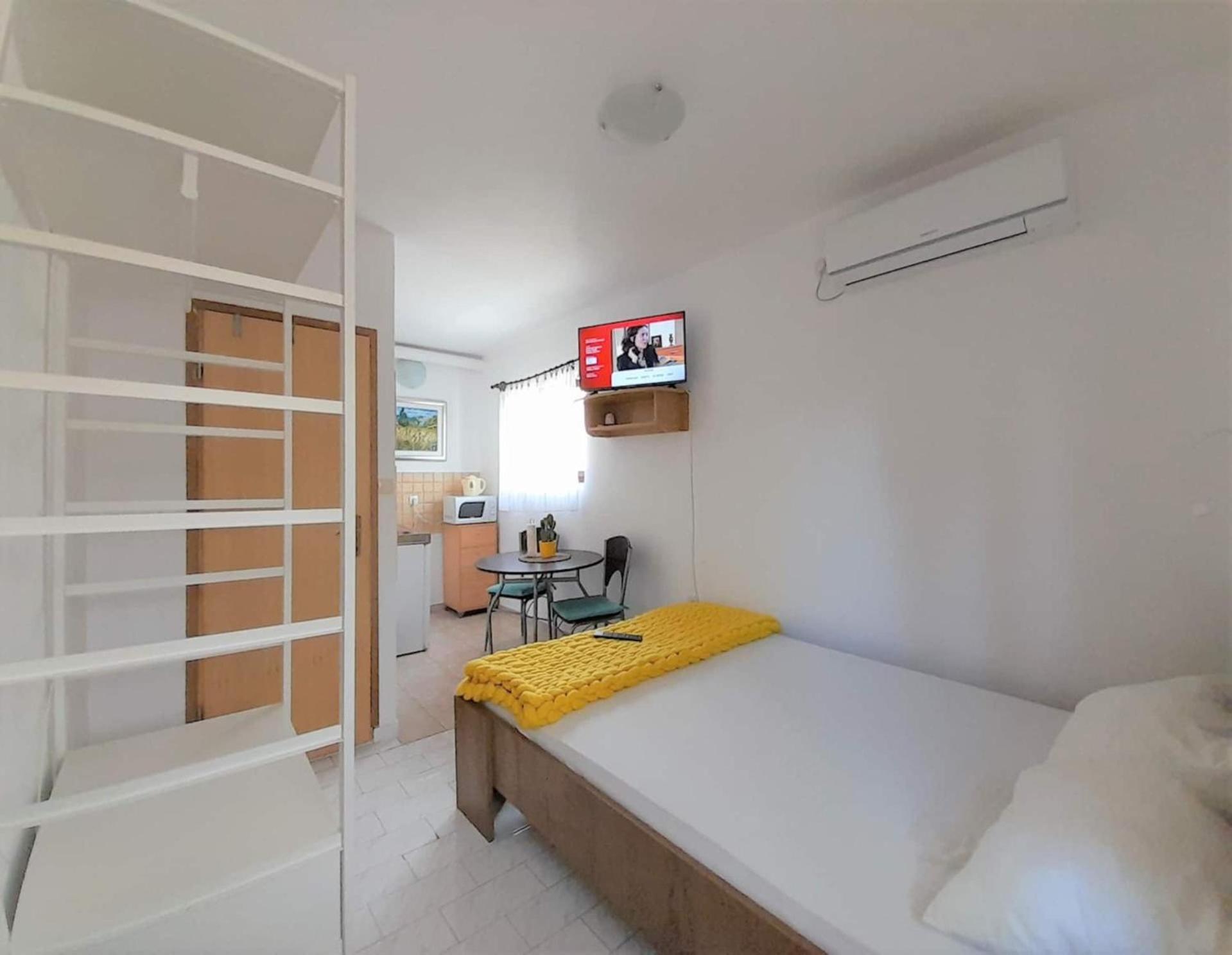Lovely Studio Malina Close To The Beach Krk Town Exteriör bild